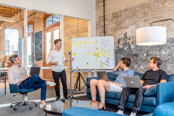 How to Hire Digital Product Designers in the United States: Agency vs Freelance Guide