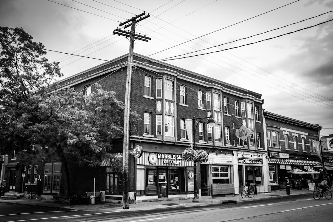 Amberwood Lounge & Eatery
