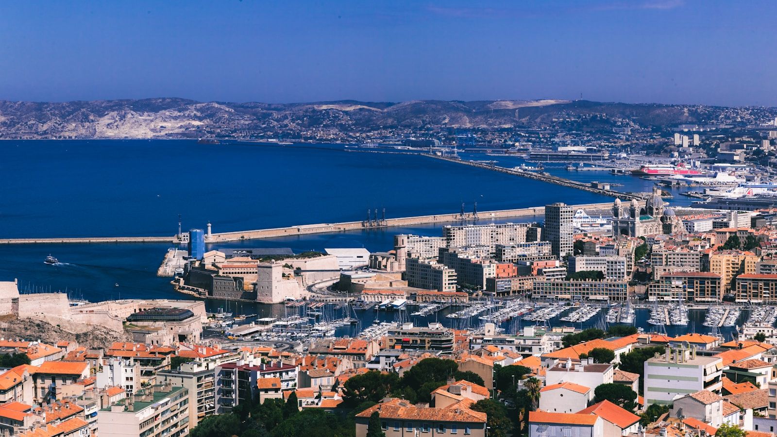 Hire Dubai in Marseille
